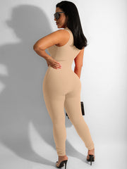 Mono ajustado con escote en V y cremallera sin mangas