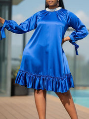 Vestido con volantes y mangas vendadas con cuello de perlas