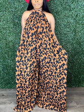 Mono con cuello halter y espalda descubierta con estampado de leopardo