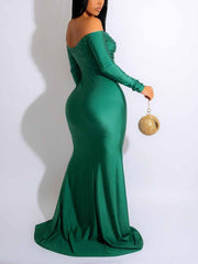 Schulterfreies Partykleid mit Rüschen und Schlitz