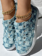 Denim-Sneakers mit Schachbrettmuster und unverarbeitetem Besatz