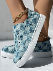 Denim-Sneakers mit Schachbrettmuster und unverarbeitetem Besatz