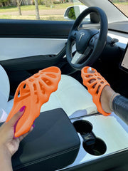 Hausschuhe mit ausgehöhlten Details in Volltonfarbe