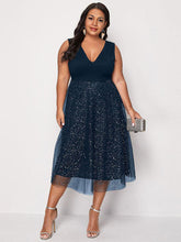 Midikleid aus kontrastierendem Netzstoff mit doppeltem V-Ausschnitt