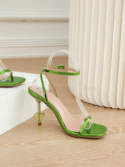 Tacones de aguja con diseño de corazón envolvente en el tobillo