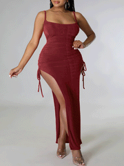 Vestido ajustado con tirantes finos y fruncido