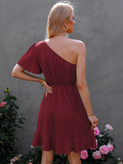 Minivestido con volante y un hombro al descubierto