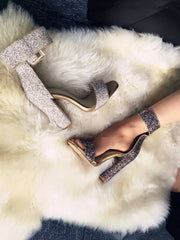 Sandalias con tiras en el tobillo y tacón grueso