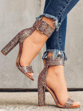 Sandalias con tiras en el tobillo y tacón grueso