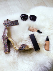 Sandalias con tiras en el tobillo y tacón grueso