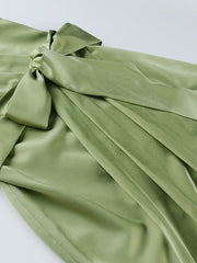 Figurbetontes Kleid aus Satin mit One-Shoulder-Träger und Rüschen