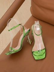 Tacones de aguja con diseño de corazón envolvente en el tobillo