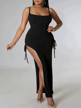 Vestido ajustado con tirantes finos y fruncido