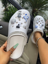 Raumfahrer-Hausschuhe mit Löchern