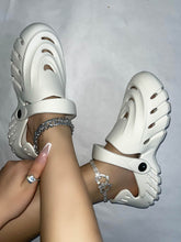 Zapatos planos con tiras cruzadas y huecos