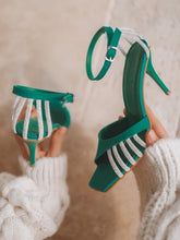 High Heels mit Fesselriemchen und Strasssteinen