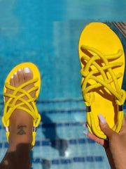 Sandalias planas con cordones cruzados