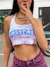 Top corto con estampado de letras y corazones y cuello halter