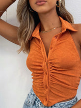 Top corto plisado con cuello halter tipo polo