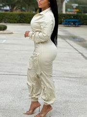 Mono con bolsillos y cordón con cremallera y escote en V profundo