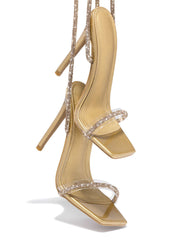 Tacones altos con cordones y diamantes de imitación