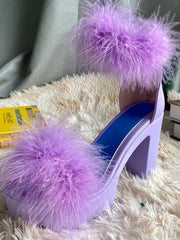 Sandalia de tacón grueso y peludo