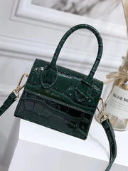 Tasche mit Klappe und fester Struktur