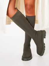 Gestrickte Sockenstiefel mit flachem Absatz