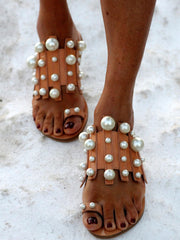 Sandalias planas informales con decoración de perlas