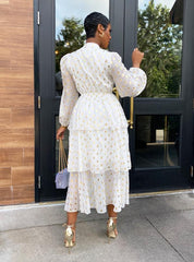 Elegantes gepunktetes Rüschenkleid