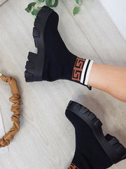 Gestrickte Stiefel mit dickem Absatz