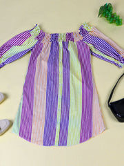 Minivestido de rayas con hombros descubiertos