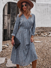 Vestido midi fluido con escote en V y volantes estilo bohemio