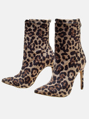 Stiefel mit spitzer Spitze und Absatz sowie Leopardenmuster