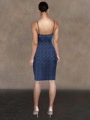 Glitzerndes Satinkleid mit tiefem V-Ausschnitt