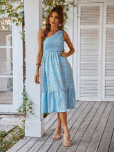 Vestido midi con un solo hombro y estampado floral