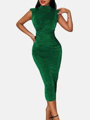 Vestido largo fruncido con cuello alto y hombros descubiertos