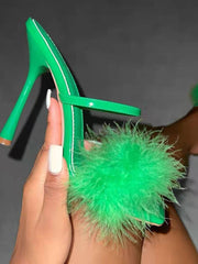 Zapatilla de piel con punta abierta y plumas