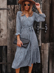 Vestido midi fluido con escote en V y volantes estilo bohemio