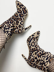 Stiefel mit spitzer Spitze und Absatz sowie Leopardenmuster