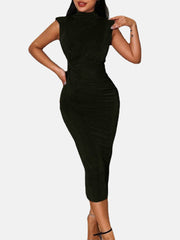 Vestido largo fruncido con cuello alto y hombros descubiertos