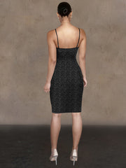 Glitzerndes Satinkleid mit tiefem V-Ausschnitt