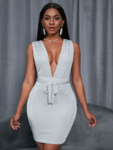 Minivestido sin espalda y con escote en V profundo