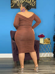 Vestido midi fruncido con hombros descubiertos