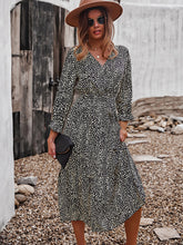 Vestido midi fluido con escote en V y volantes estilo bohemio