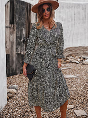 Vestido midi fluido con escote en V y volantes estilo bohemio