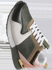 Zapatillas deportivas con cordones y suela gruesa