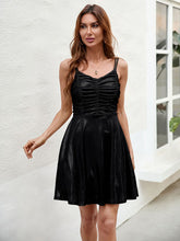 Vestido estilo A con tirantes finos y vuelo