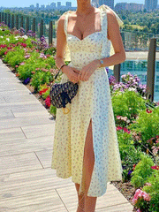 Lässiges Kleid mit Blumenmuster und Schlitz in der Mitte