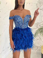 Vestido con hombros descubiertos y lentejuelas y plumas